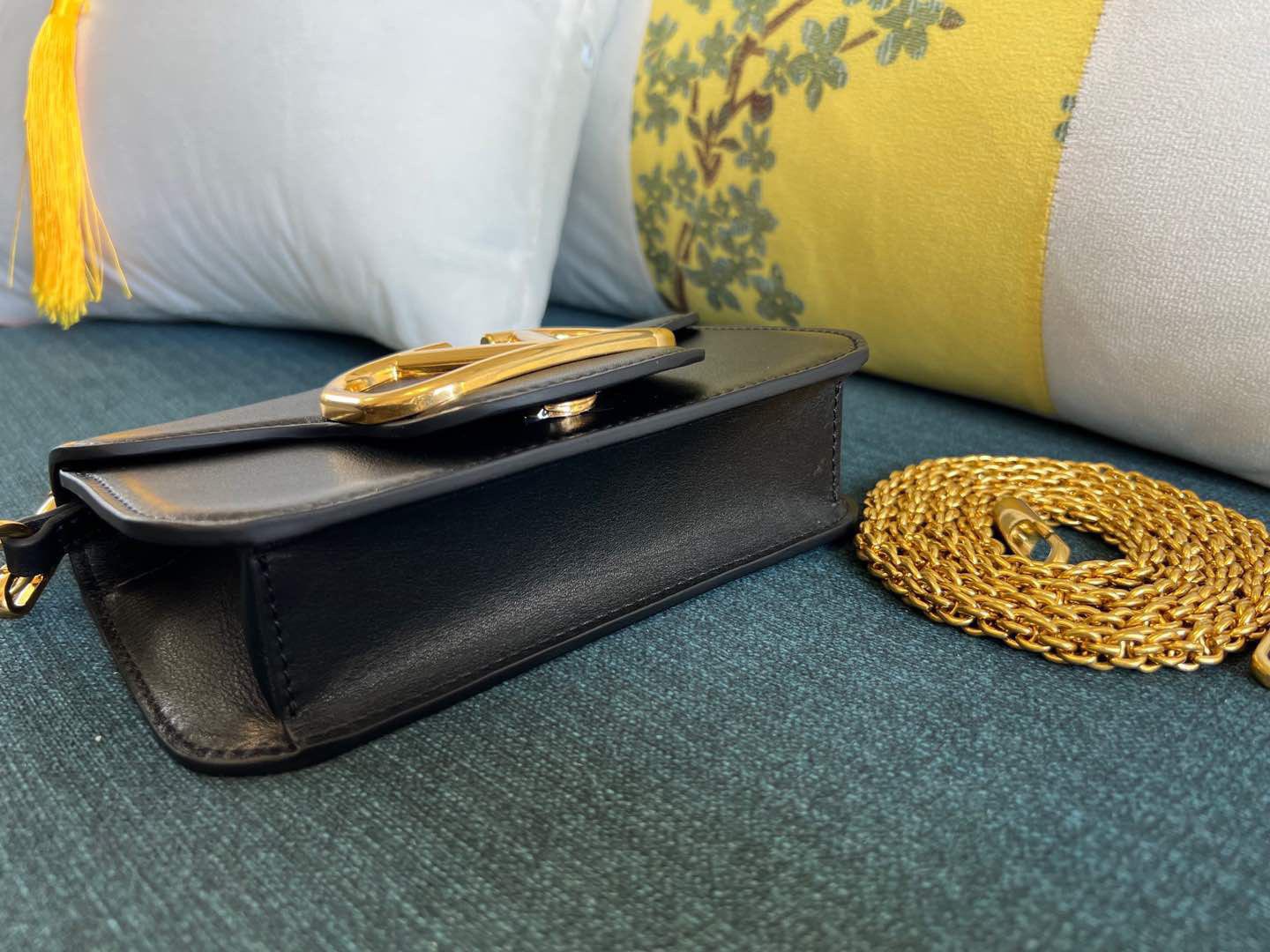 Va1e*ntin0 garavani shoulder bag-20*12*4cm