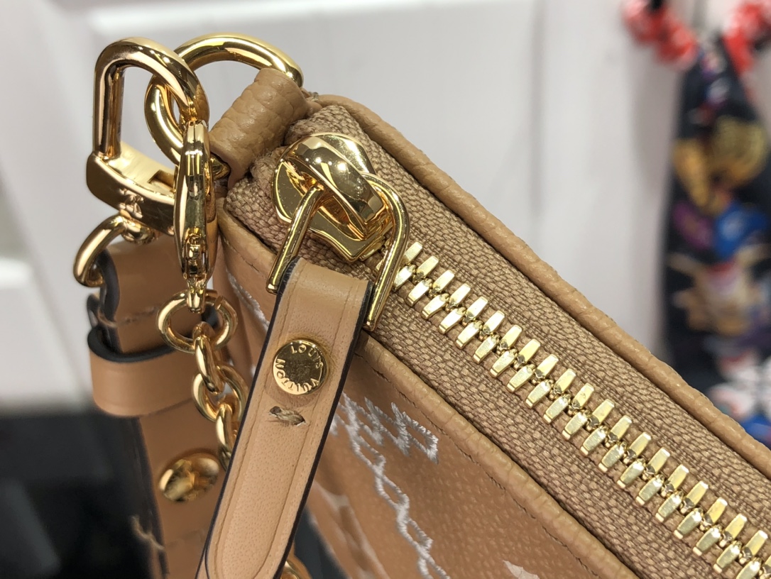 l0*is V*t0n easy pouch on strap-19x11.5x3cm