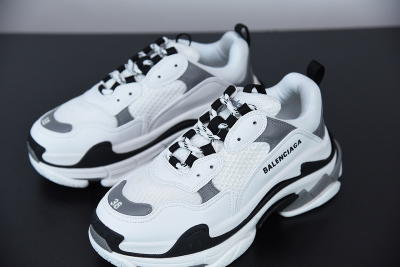 Ba*len*cia*ga triple s