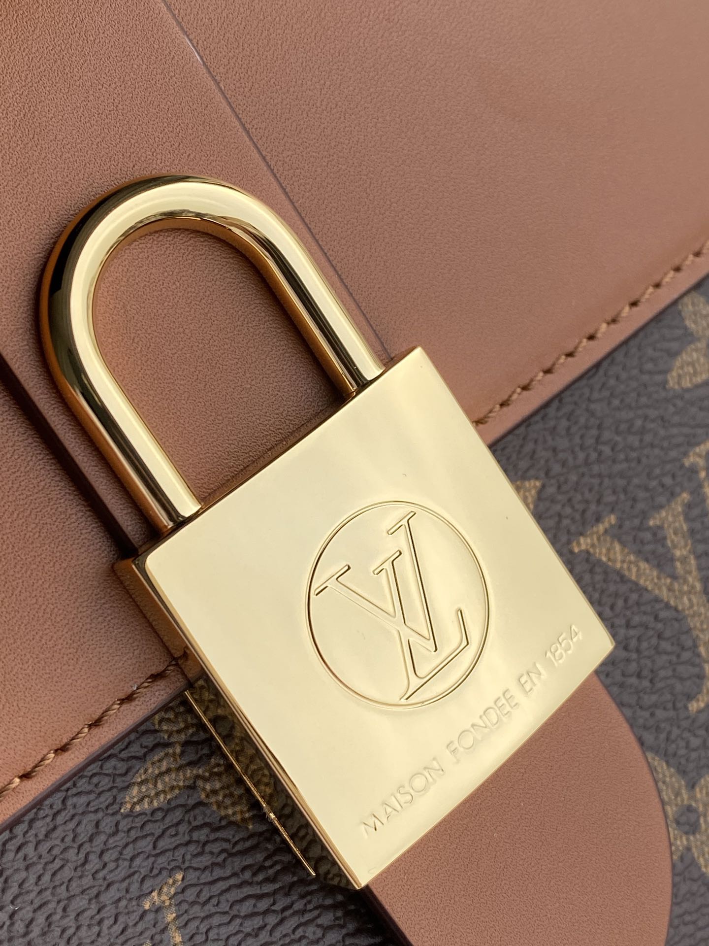 l0*is V*t0n locky bb bag -21* 17.0*8cm