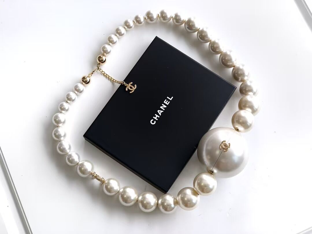 Ch@nel pearl ball bag