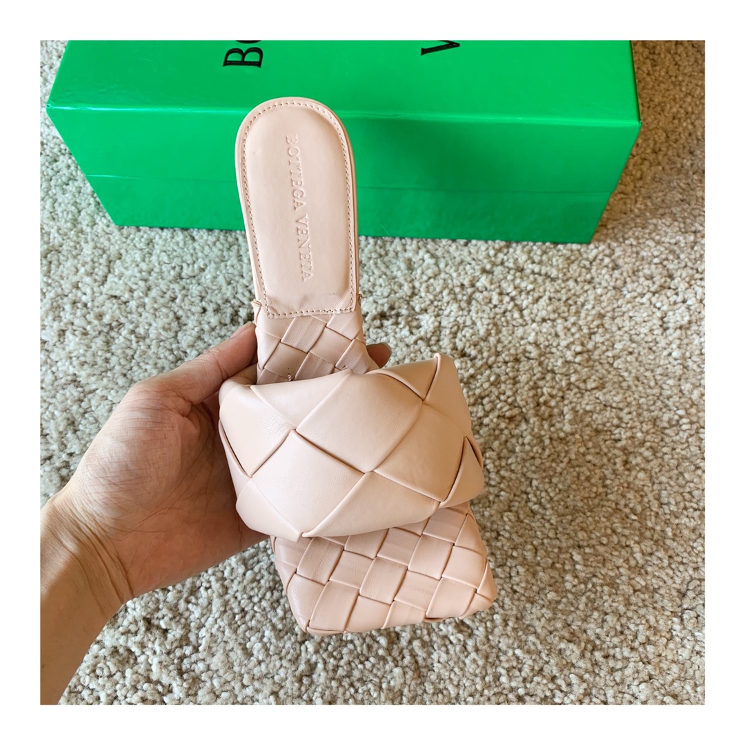 bo*te*ga Ve*ne*ta sandals