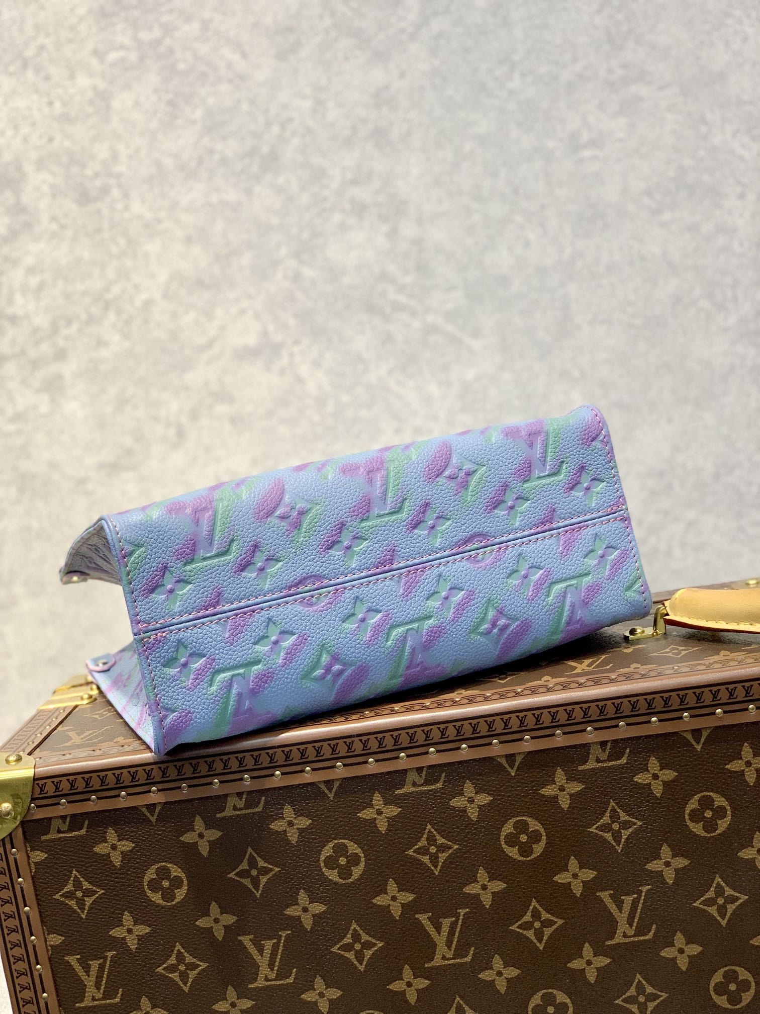 l0*is V*t0n onthego handbag-25*19*11.5 cm