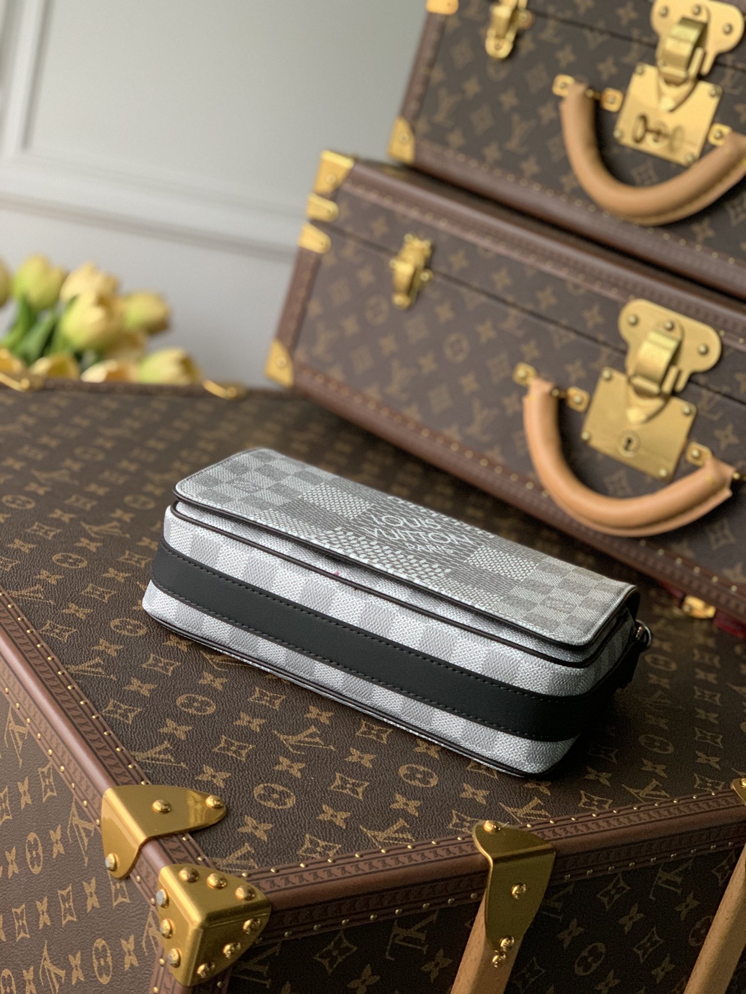 l0*is V*t0n studio messenger bag-23.5* 14*5 cm