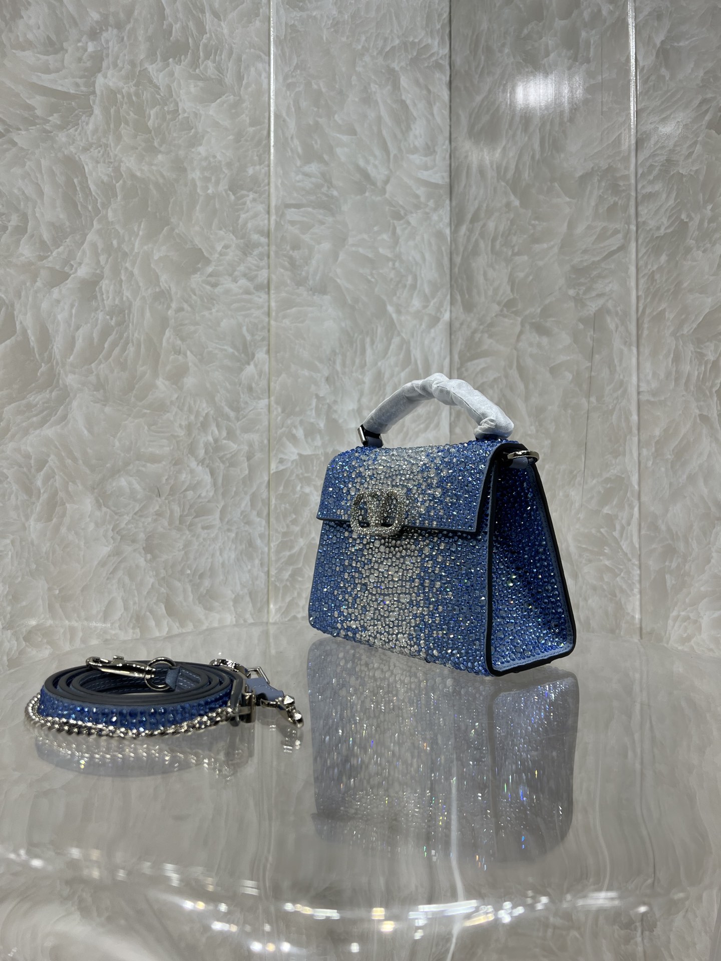 Va1e*ntin0 vlogo signature chain bag-19*13*9cm