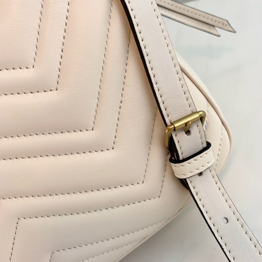 G*u*i backpack-22.5x26x11cm