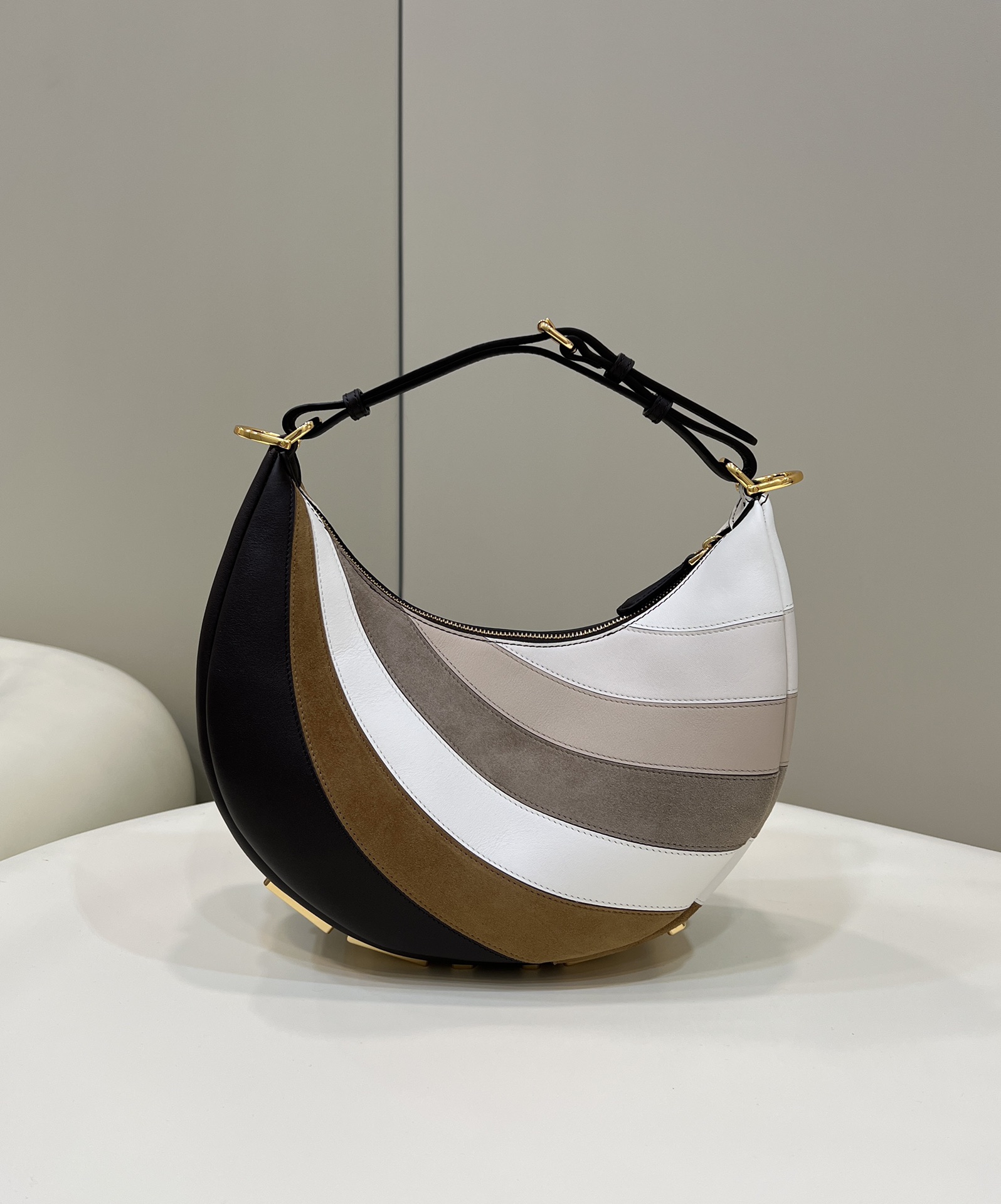 F**di praphy-29x24.5x10cm