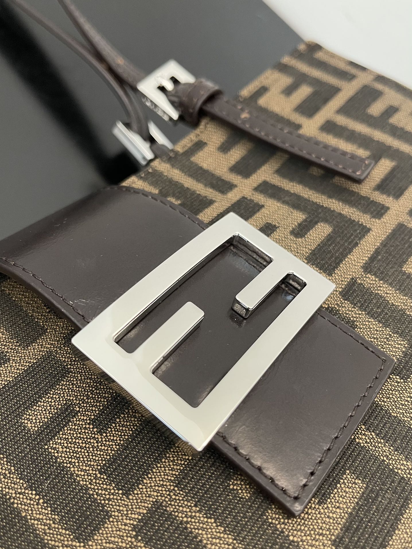 F**di vintage tote-28x28x11cm