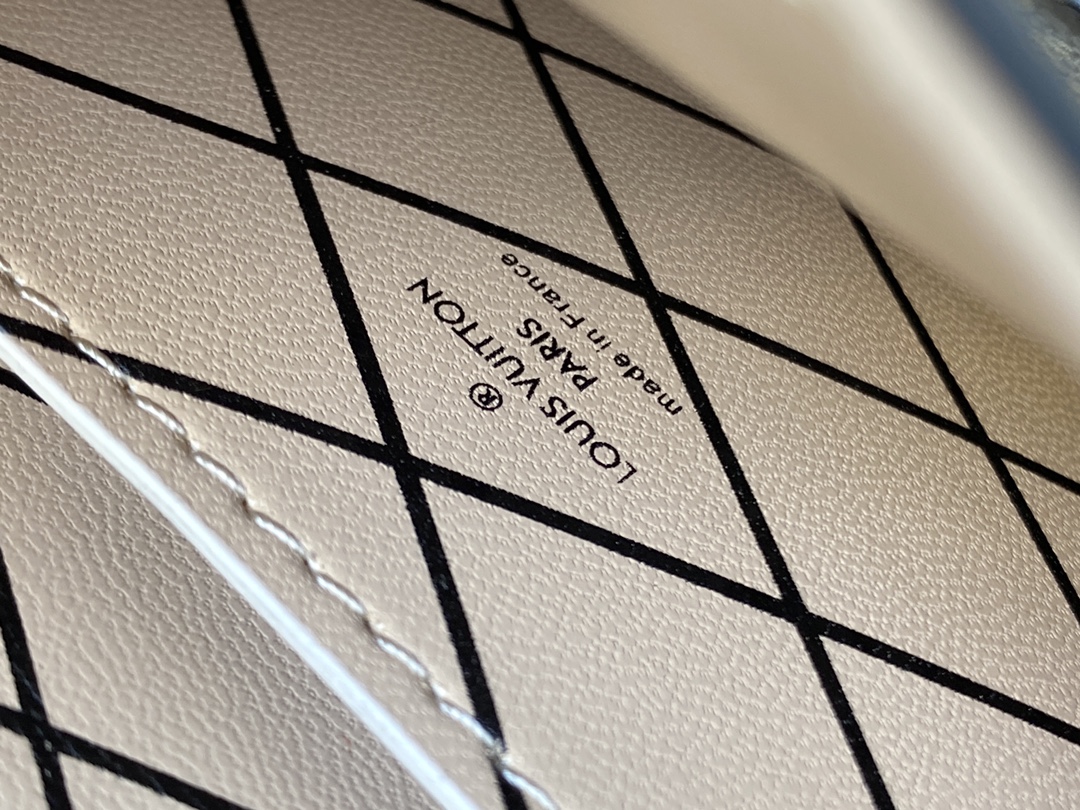 l0*is V*t0n trunk vertical-11*17.5*3.5cm