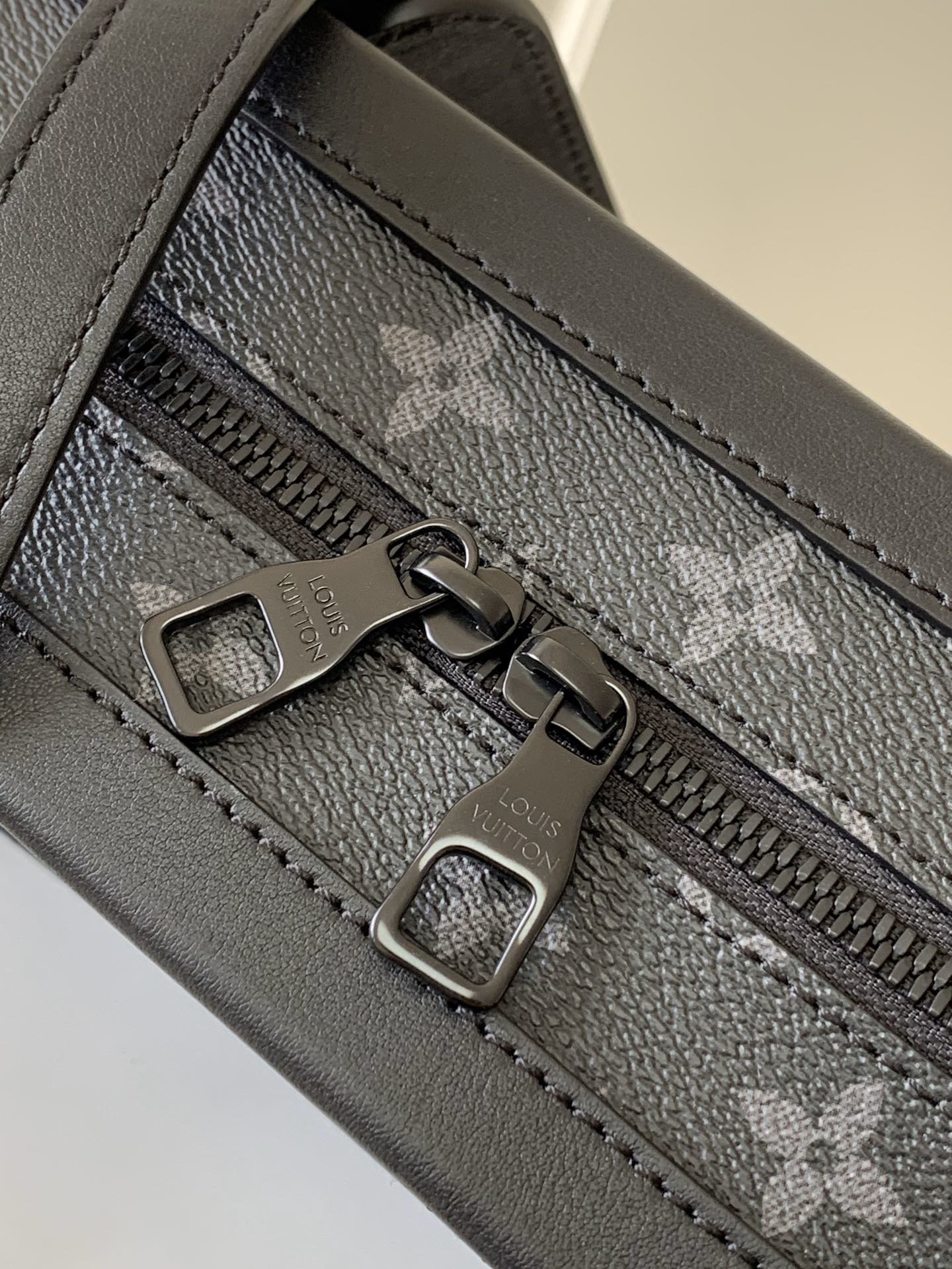 l0*is V*t0n soft trunk-25x17x9.5m