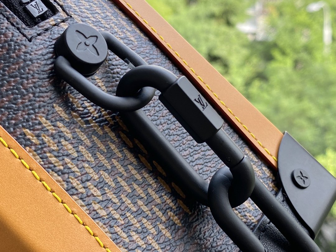 l0*is V*t0n soft trunk-25x17x9.5m