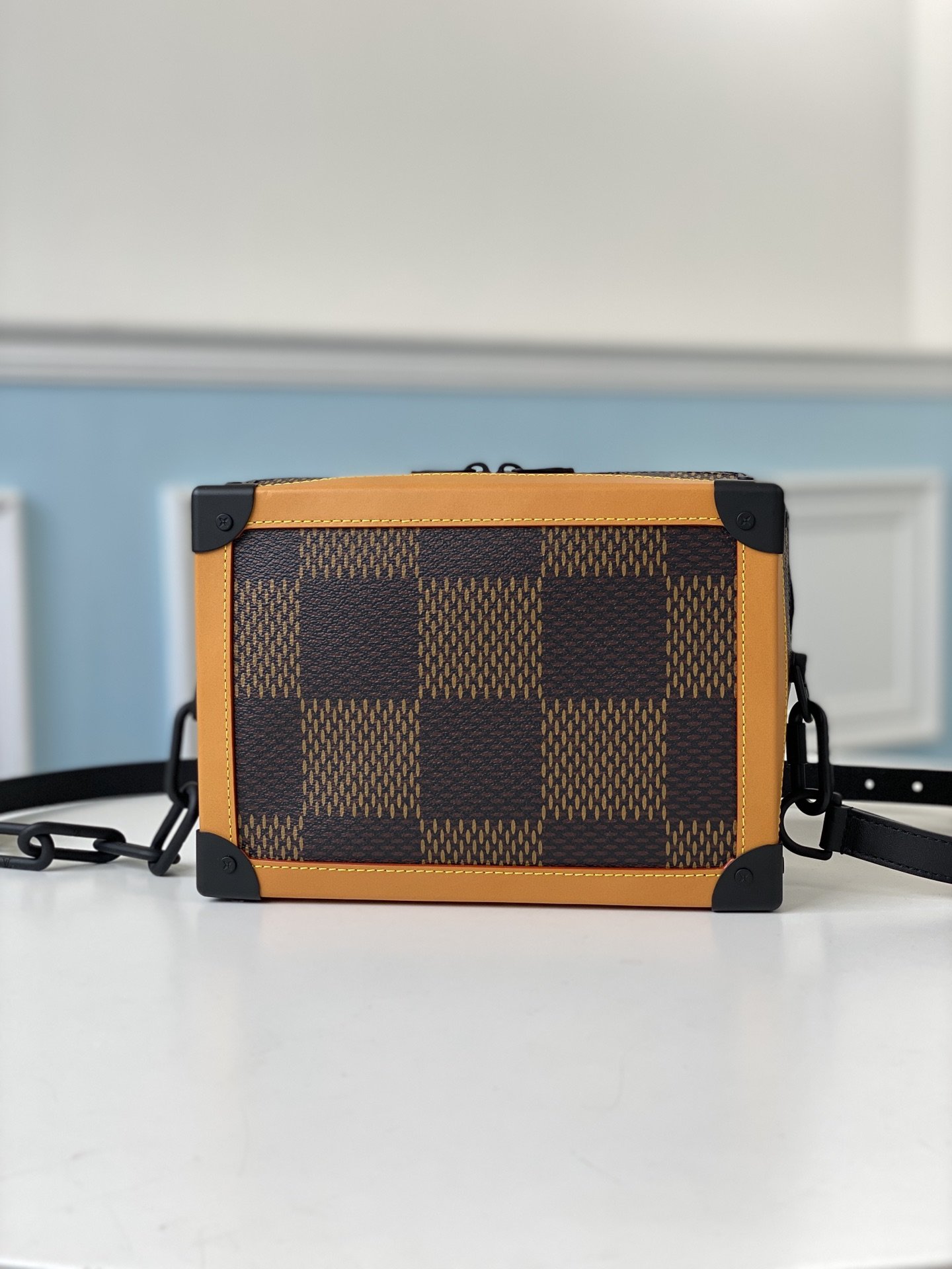 l0*is V*t0n soft trunk-25x17x9.5m