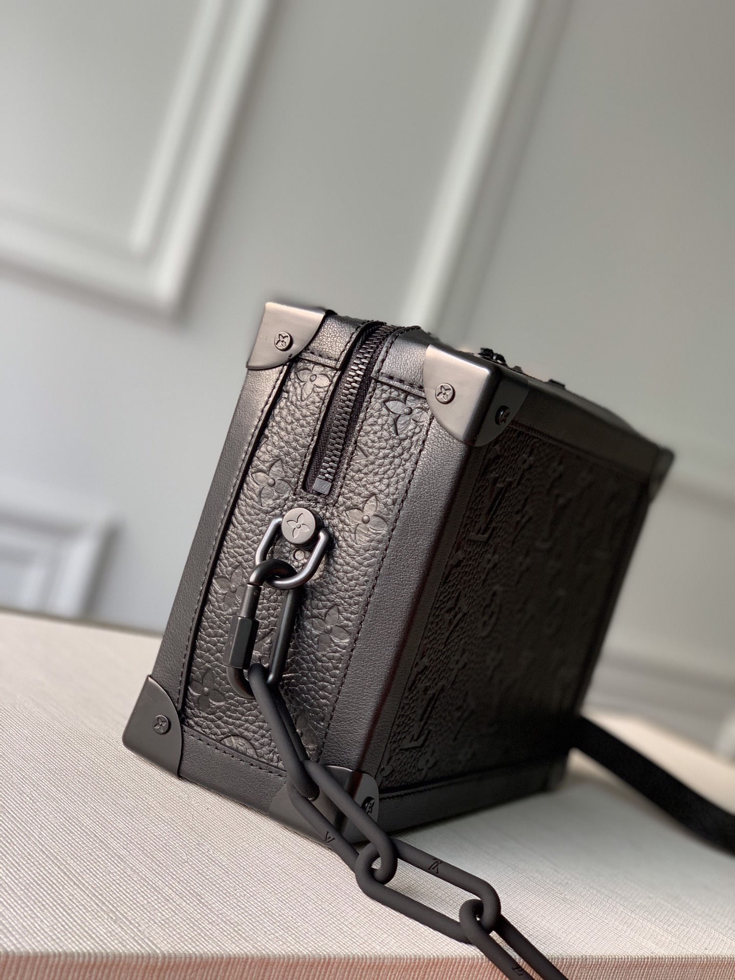 l0*is V*t0n soft trunk-25x17x9.5m