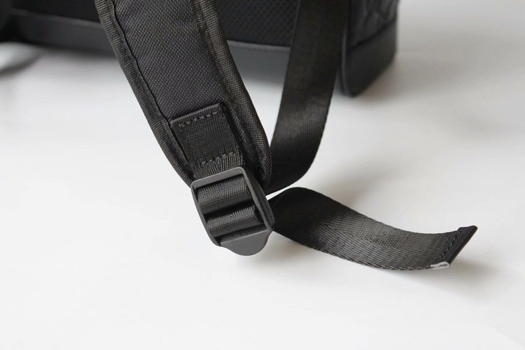 G*u*i backpack-32*41*15cm