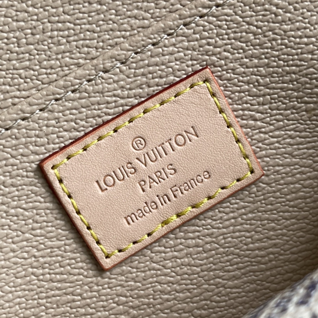 l0*is V*t0n cosmetic bag-17*12*6cm