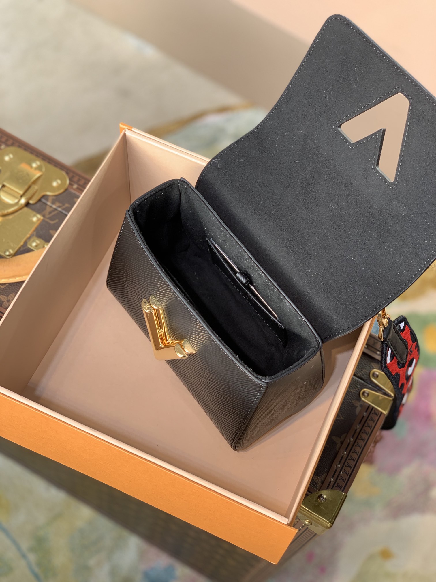 l0*is V*t0n wild at heart twist mm-23*17*9.5cm