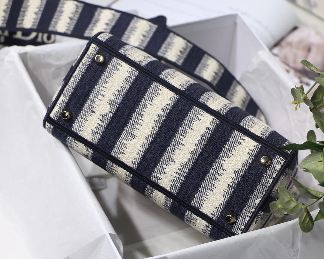 lady D*or bag-24*20*11cm