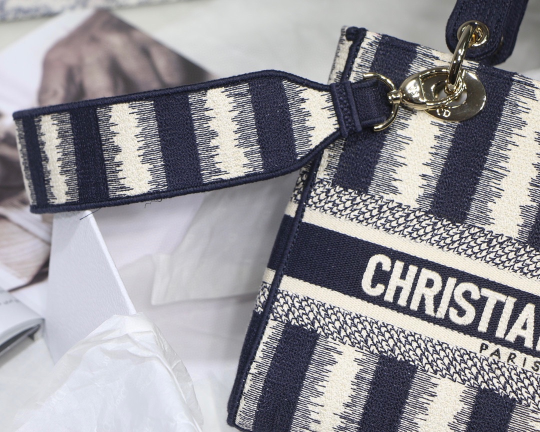 lady D*or bag-24*20*11cm