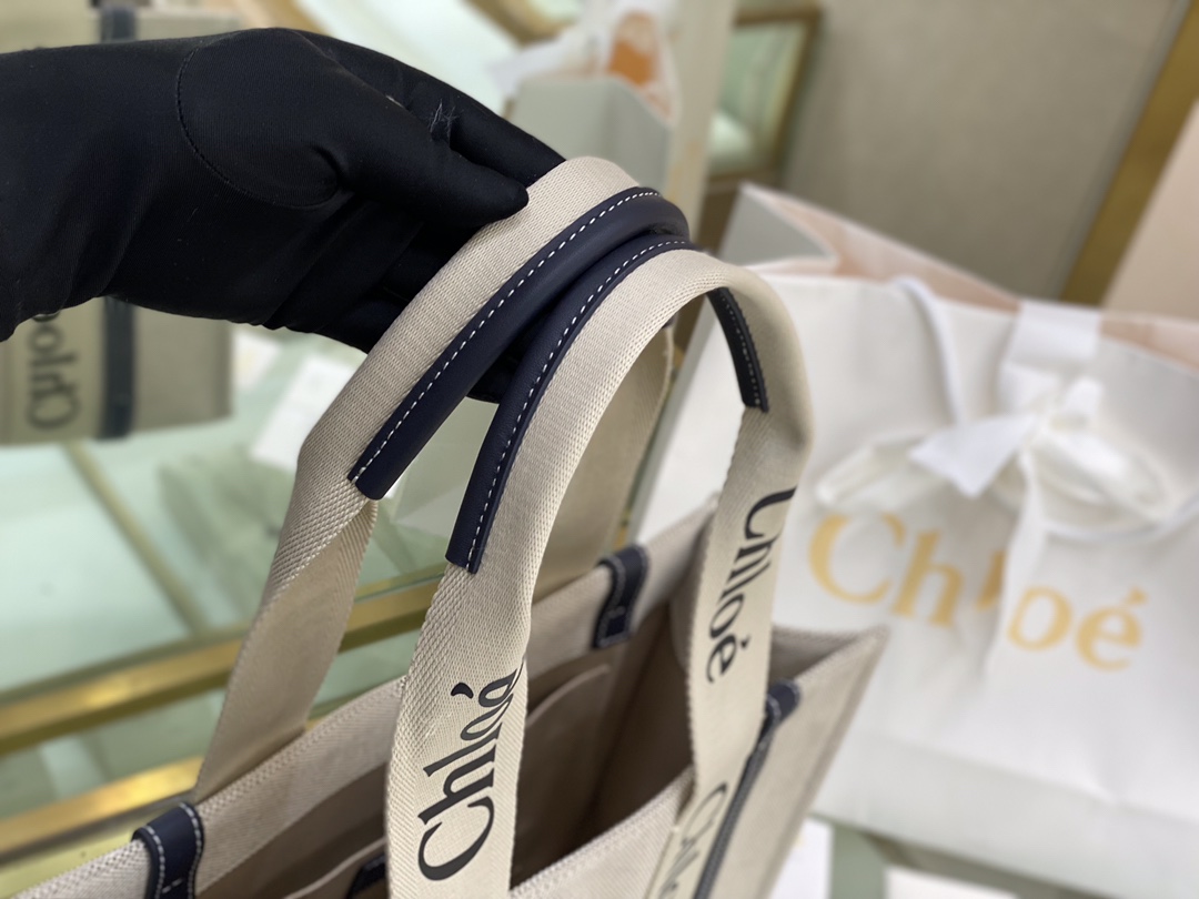 Ch10e woody tote bag