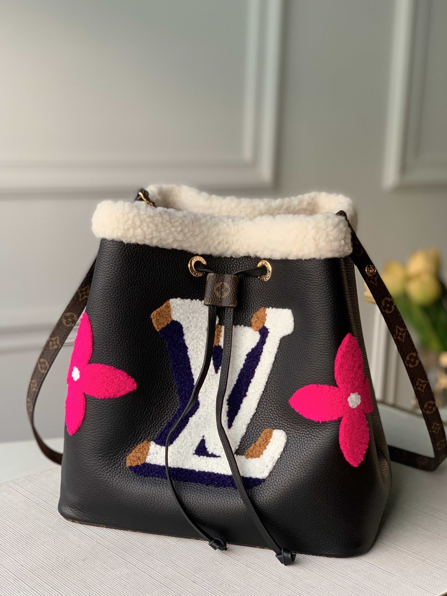 l0*is V*t0n néonoé-26*26*17.5cm