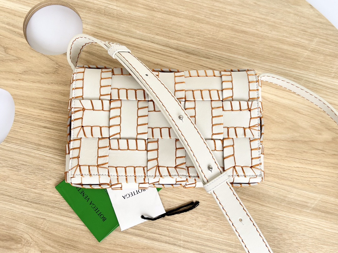 bo*te*ga Ve*ne*ta cassette bag-23x15x6cm