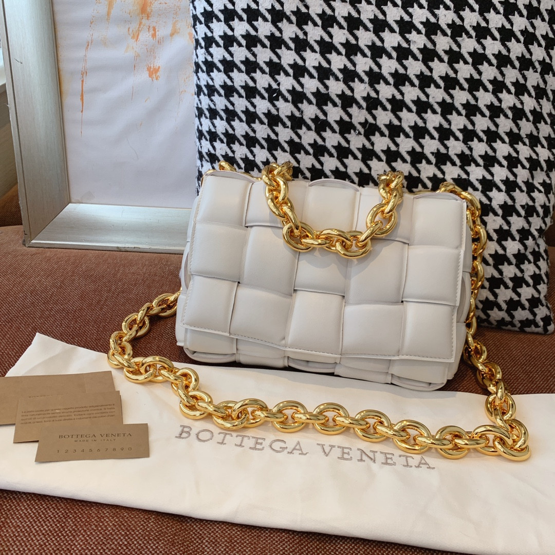 bo*te*ga Ve*ne*ta padded cassette bag-26*18*8cm