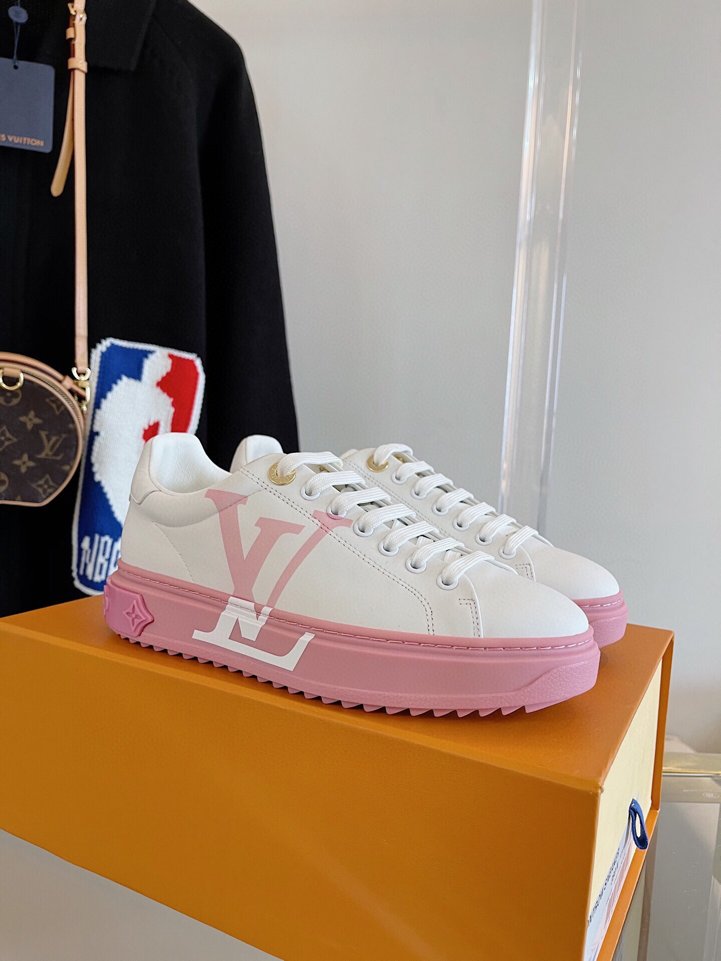 l0*is V*t0n sneakers