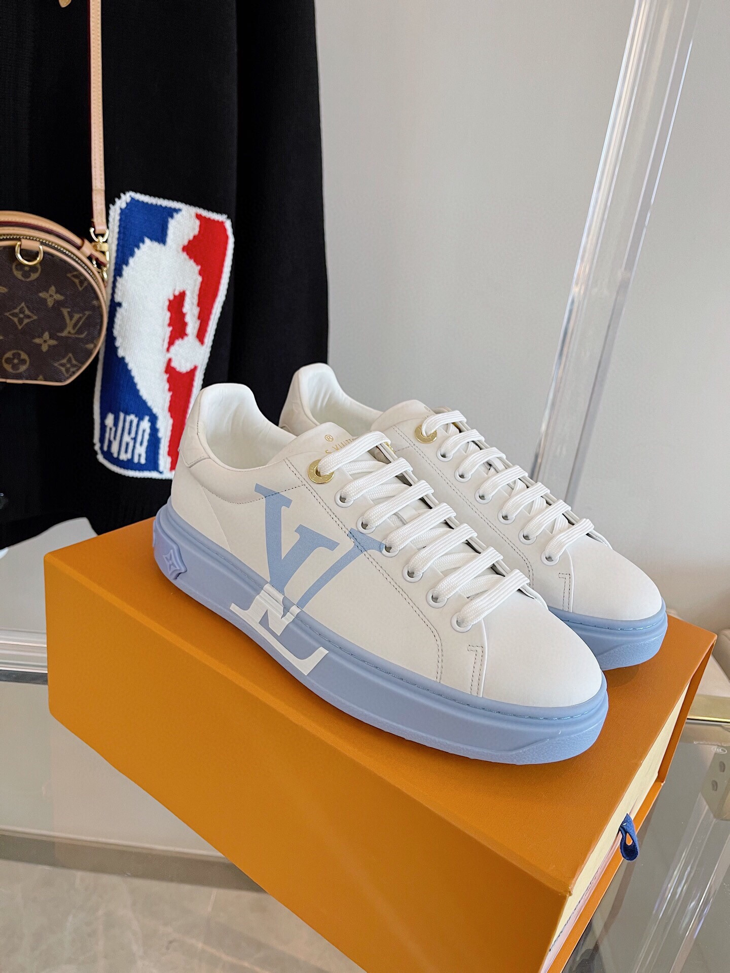 l0*is V*t0n sneakers