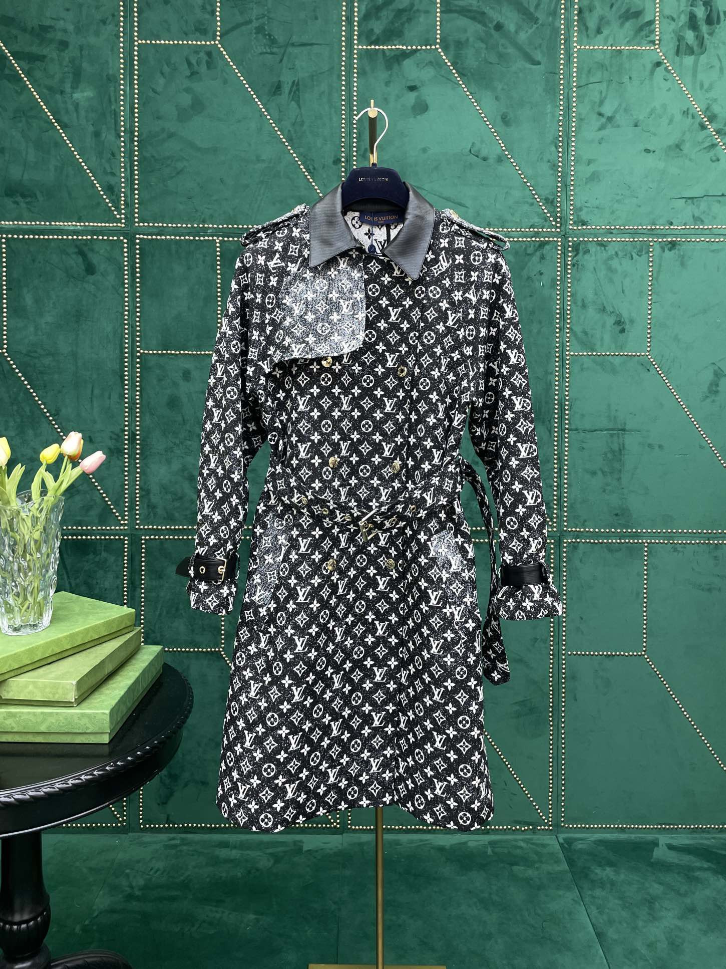 l0*is V*t0n windbreaker