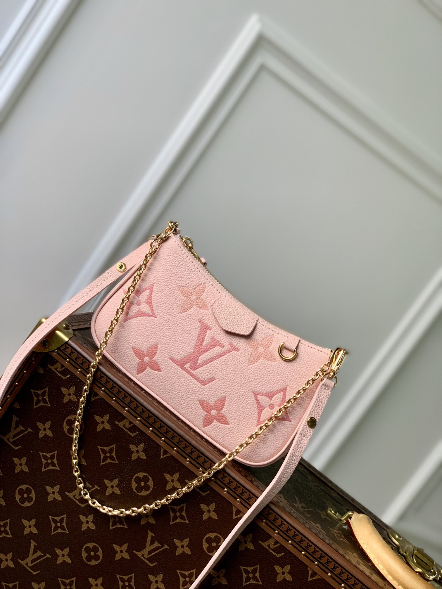 l0*is V*t0n easy pouch on strap-19x11.5x3cm