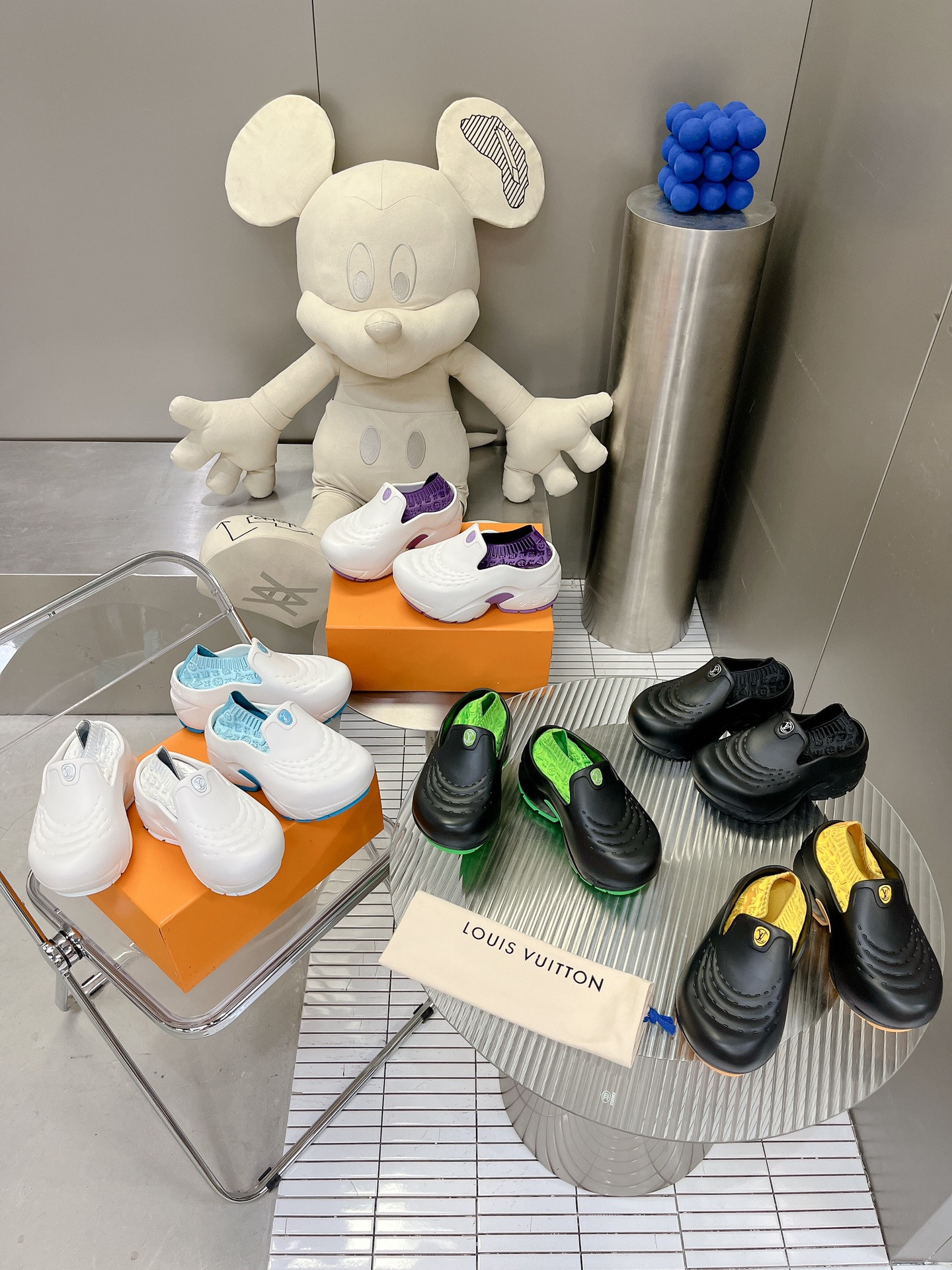 l0*is V*t0n shark clog slippers(eu35-40)