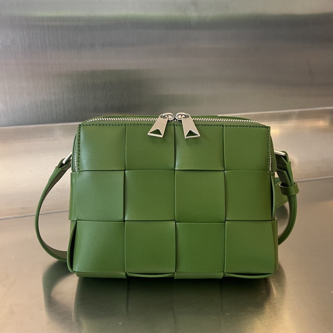 bo*te*ga Ve*ne*ta camera bag-20x15x5cm