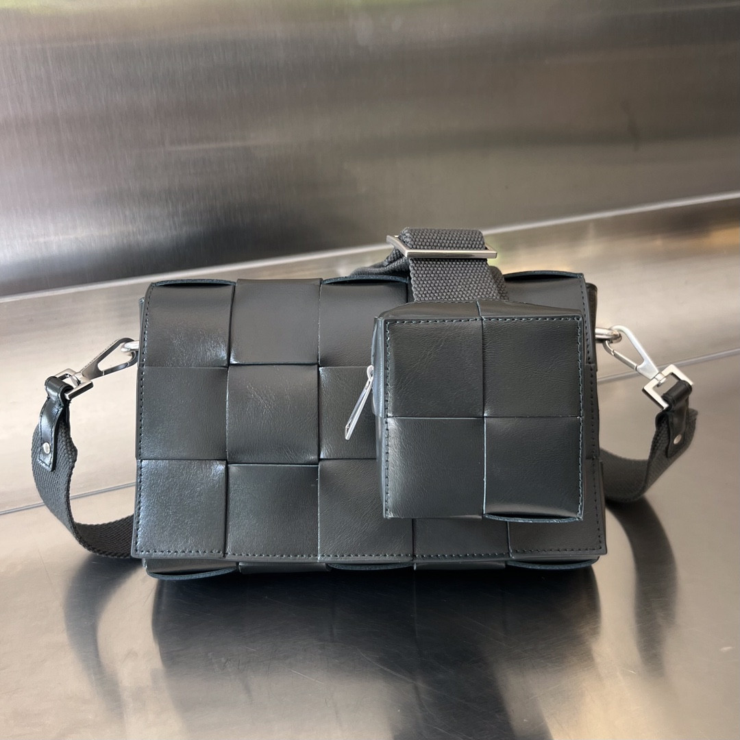 bo*te*ga Ve*ne*ta crossbody bag-23x15x5cm