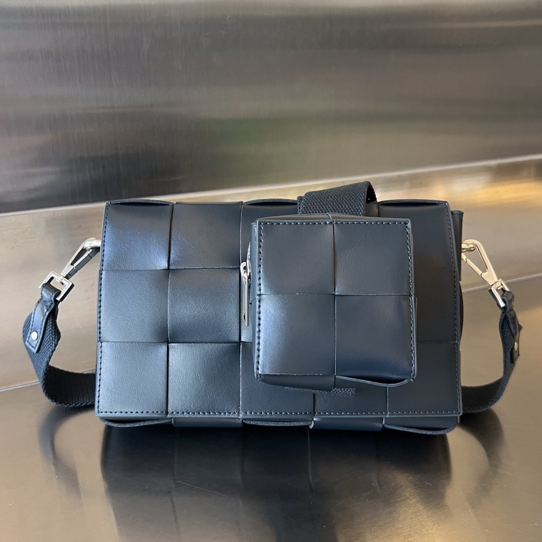 bo*te*ga Ve*ne*ta crossbody bag-23x15x5cm