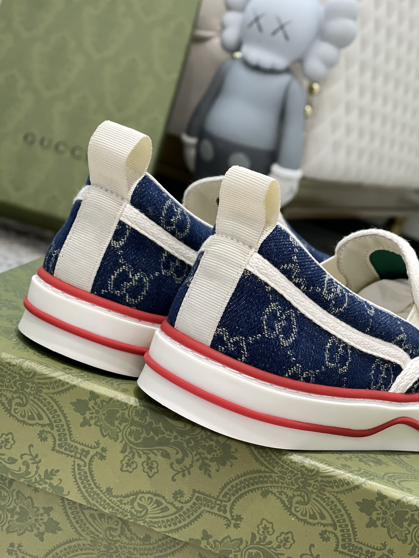 G*u*i disney sneakers