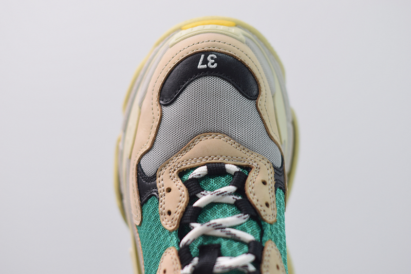 Ba*len*cia*ga triple s