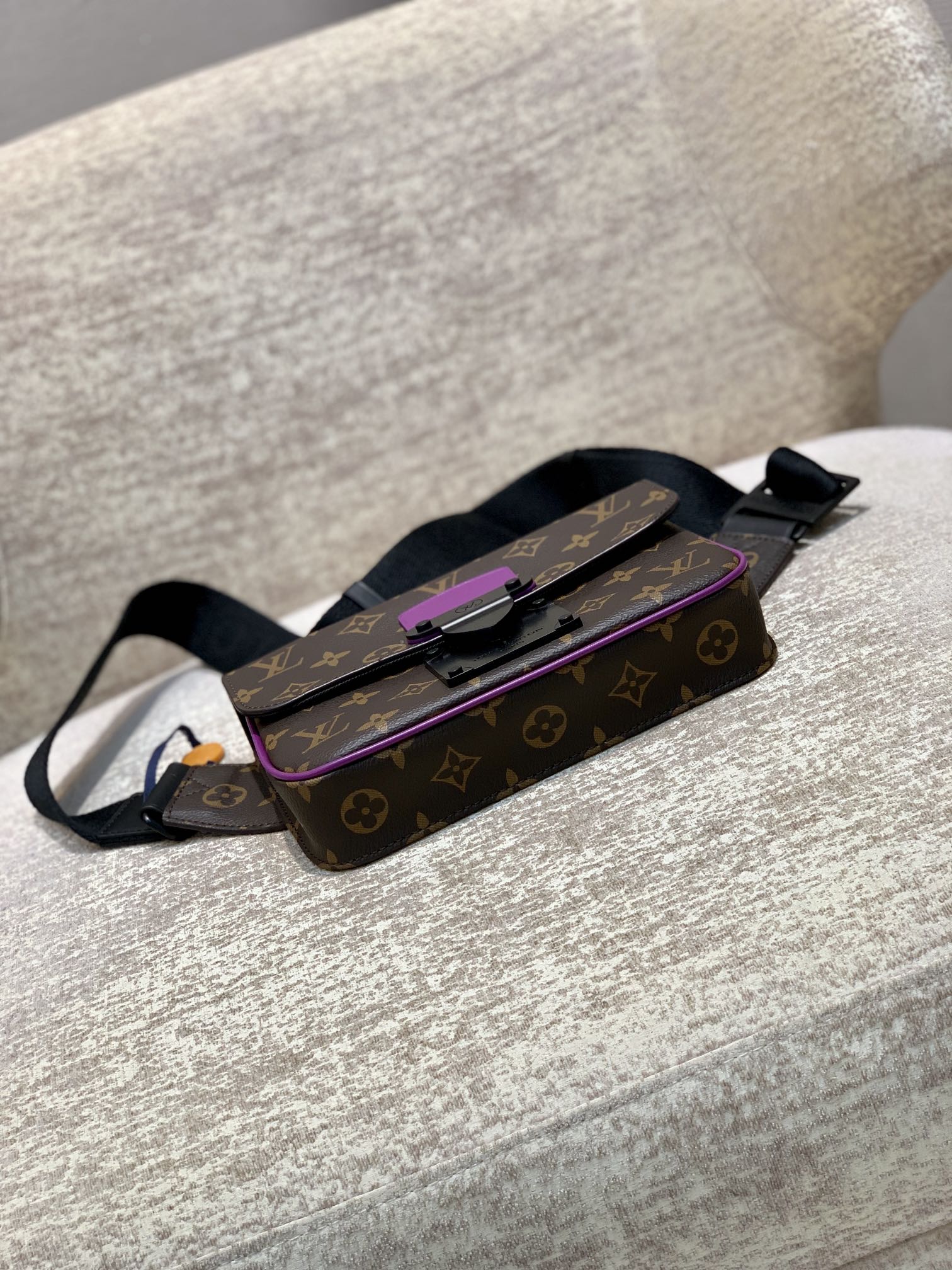 l0*is V*t0n s lock sling -21*15*4cm