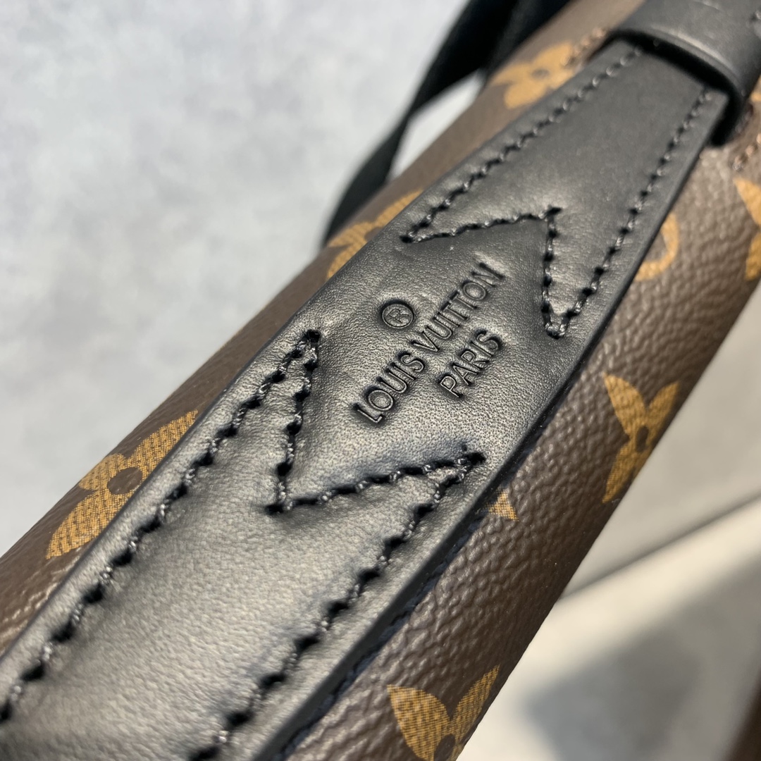 l0*is V*t0n s lock sling -21*15*4cm