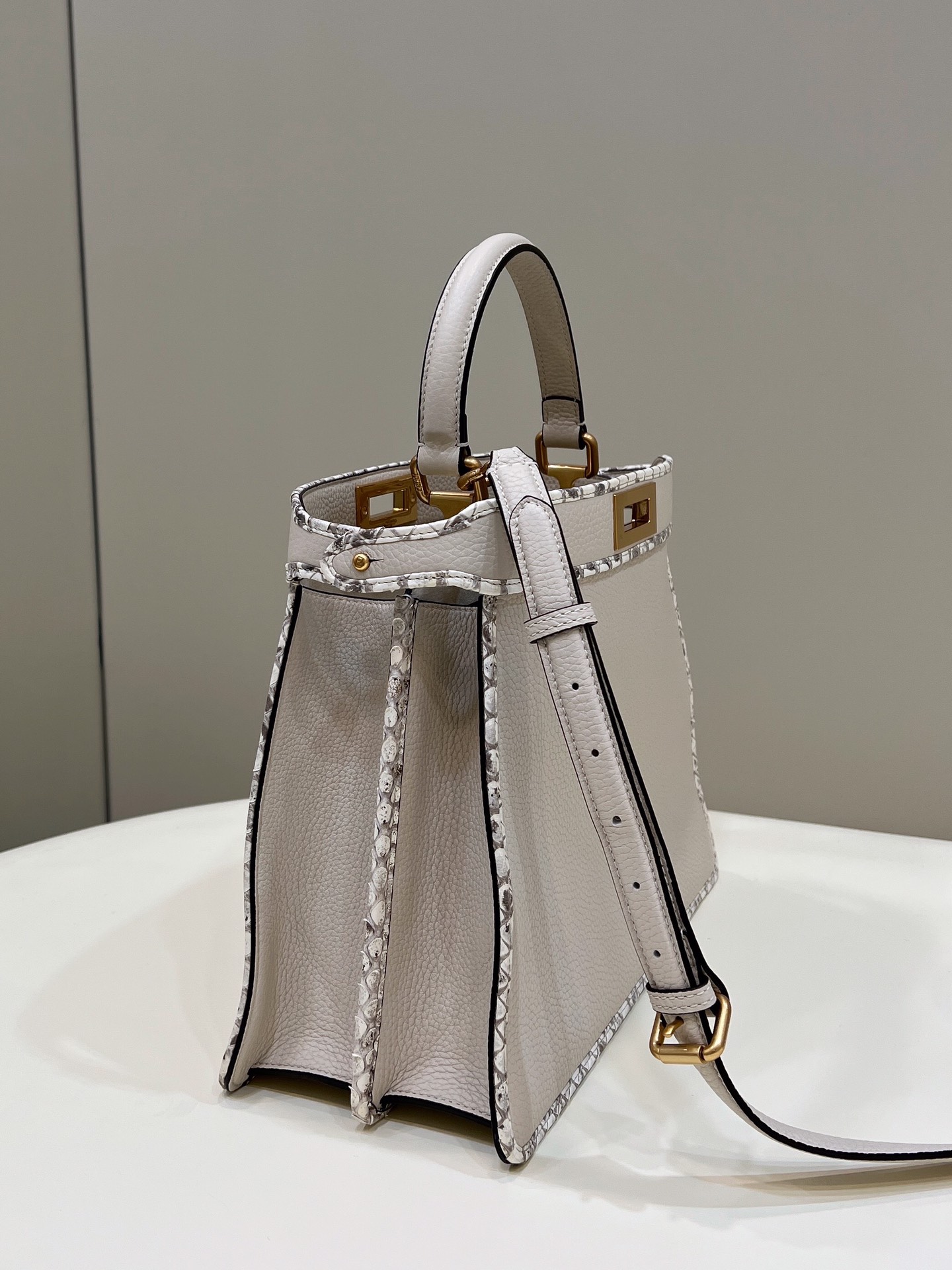 F**di peekabootote-33×12×25cm