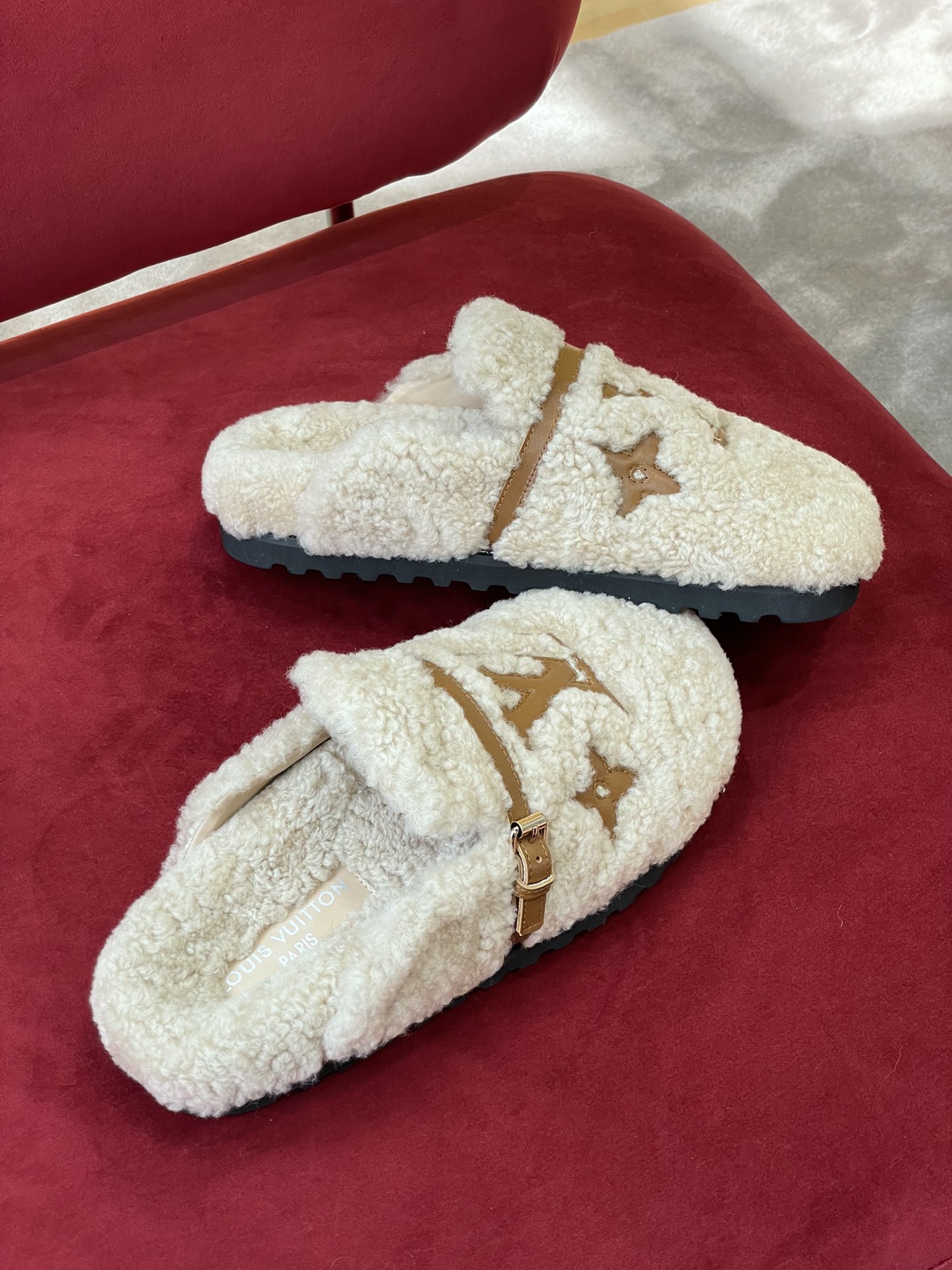 l0*is V*t0n winter break comfert sandals