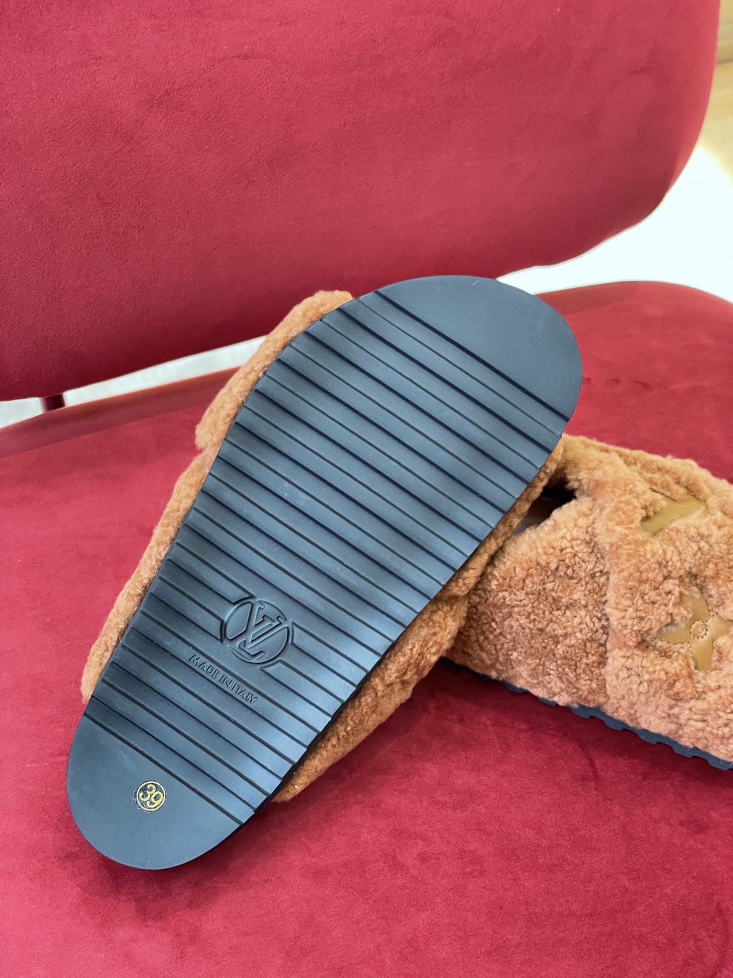 l0*is V*t0n paseo sandals