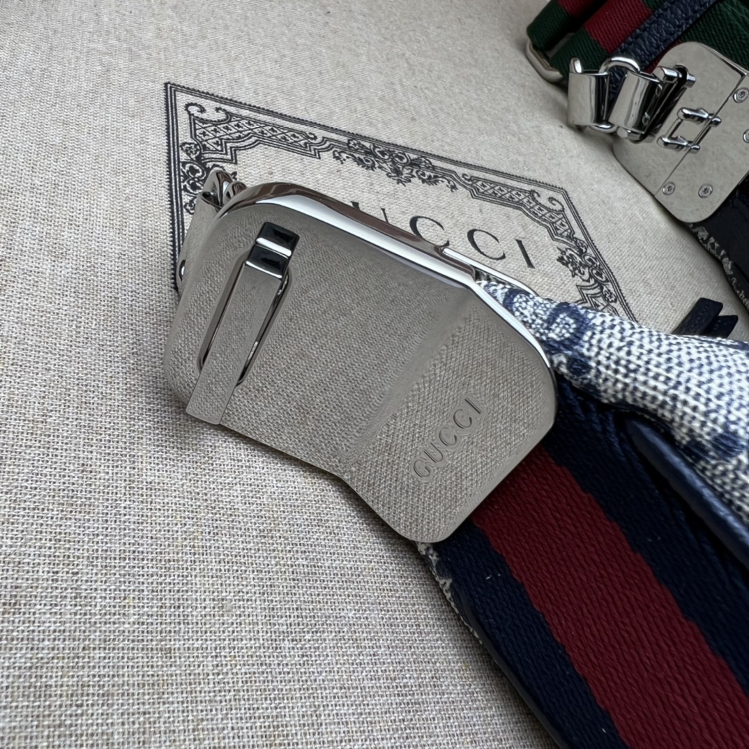 G*u*i attache small shoulder bag-23*22*5cm