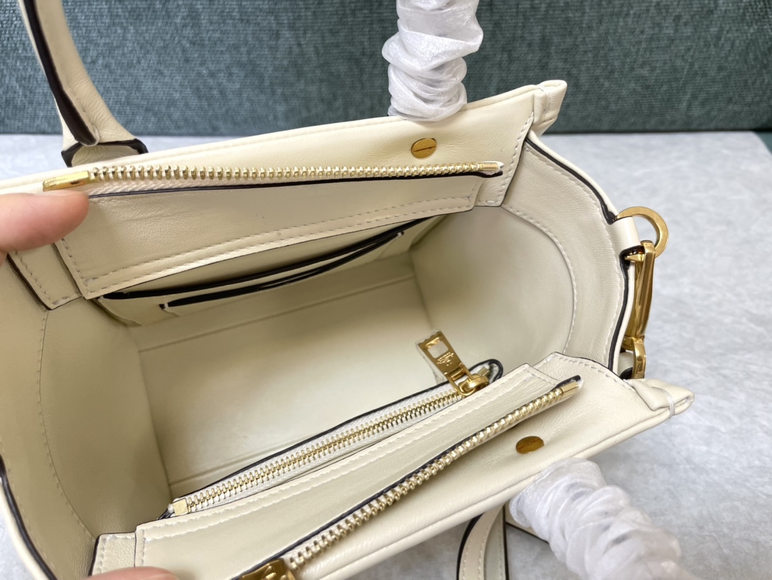 Va1e*ntin0 garavani onestud-18.5 x15x11cm