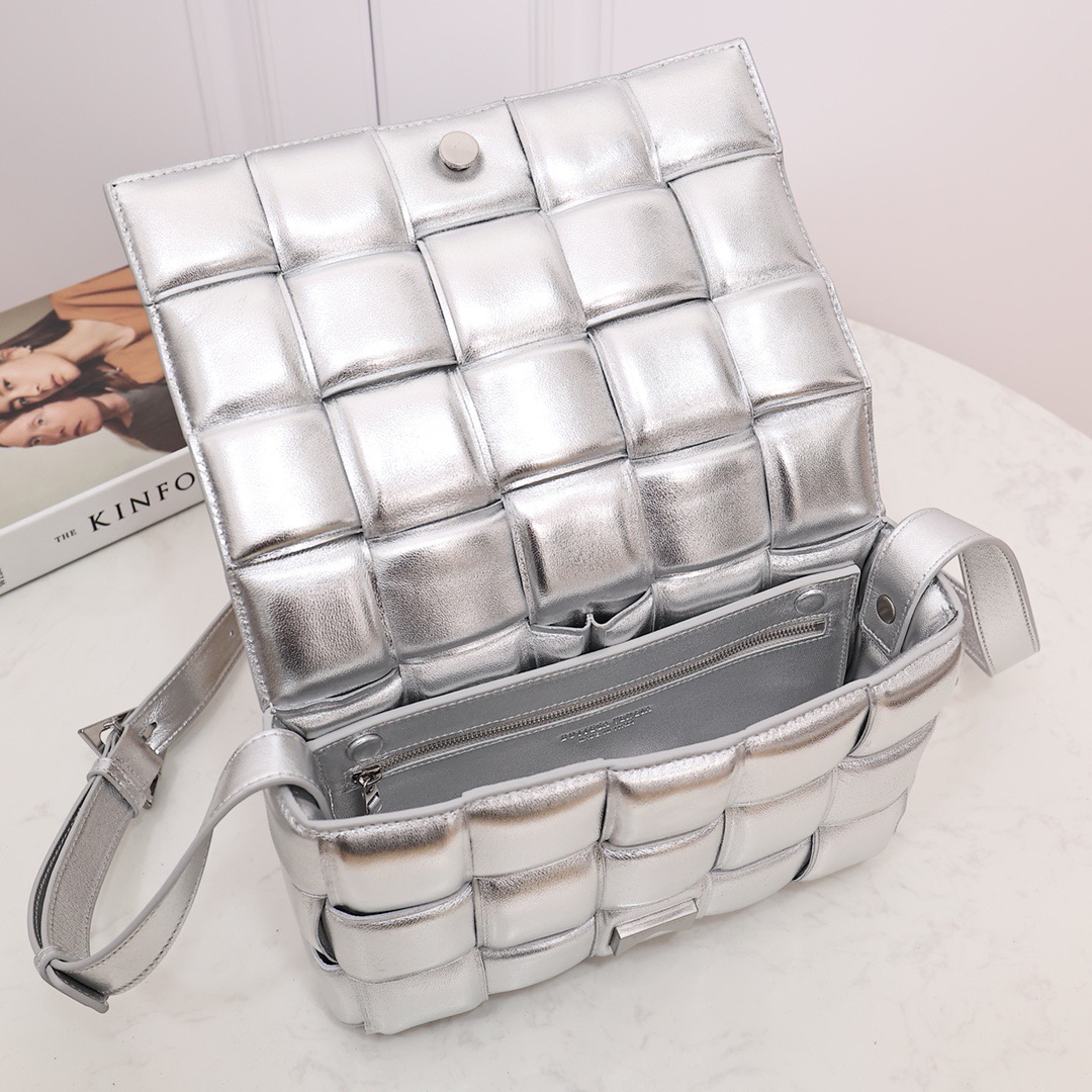 bo*te*ga Ve*ne*ta padded cassette bag-26*18*8cm