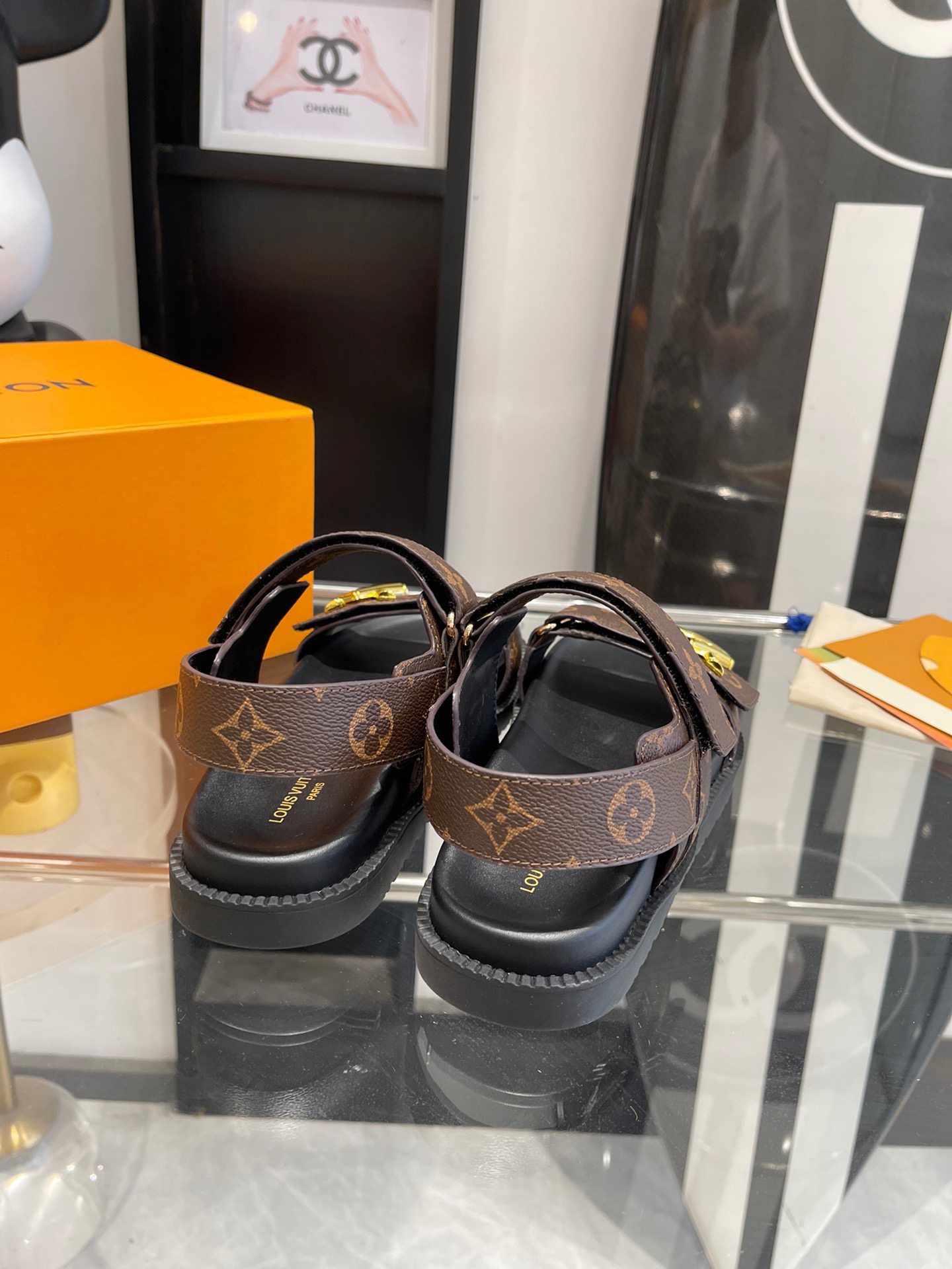 l0vis Vvtt0n sandals