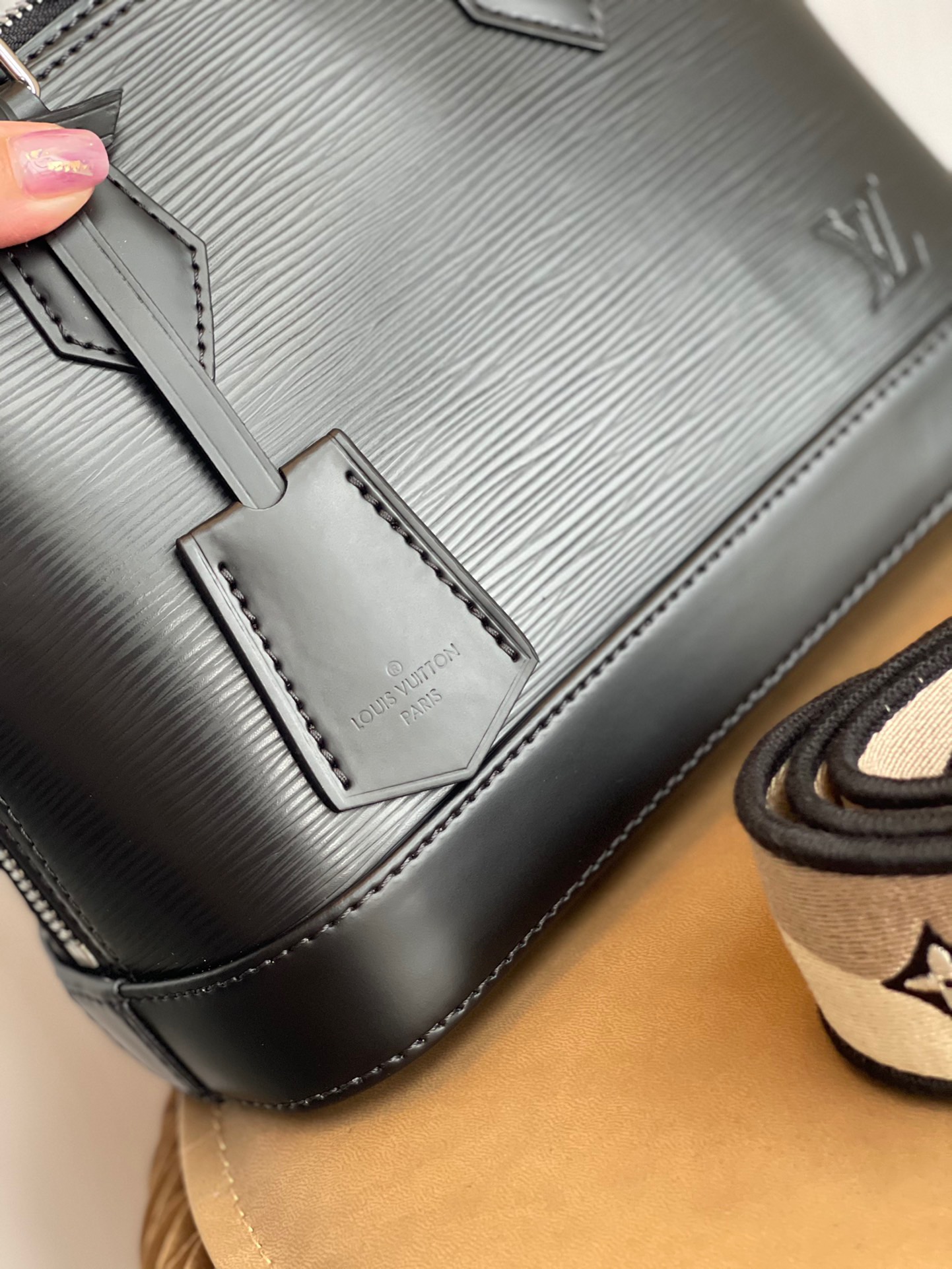 l0*is V*t0n alma bb-25*19*12cm