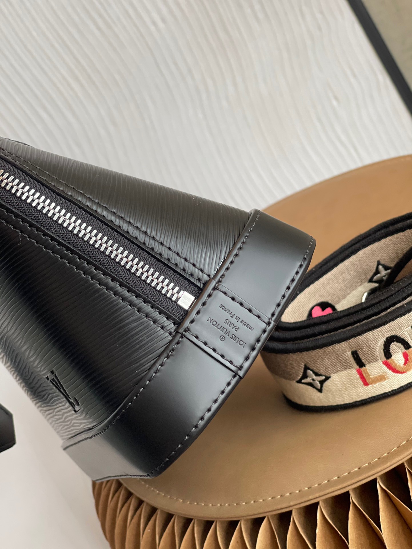 l0*is V*t0n alma bb-25*19*12cm