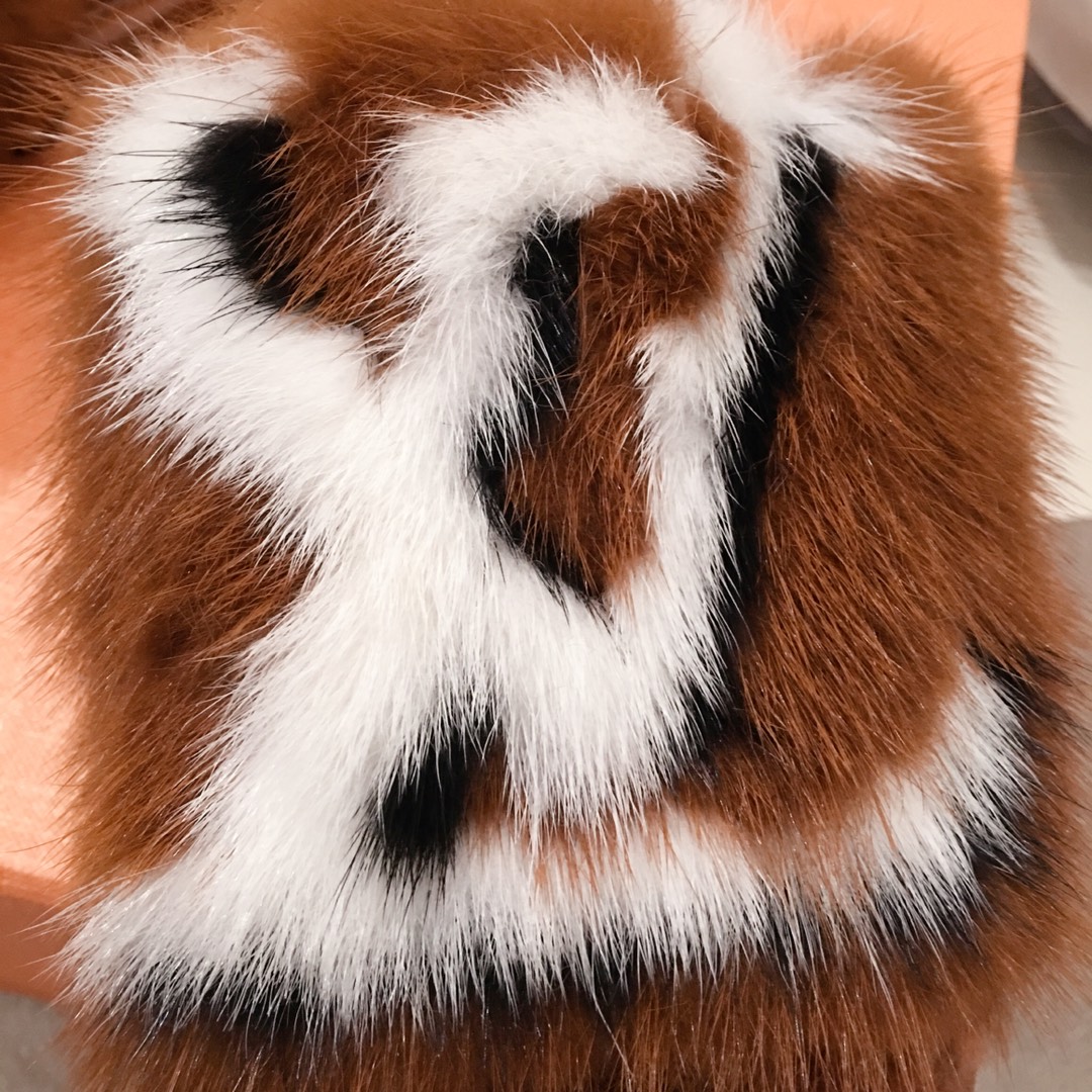 l0*is V*t0n slippers