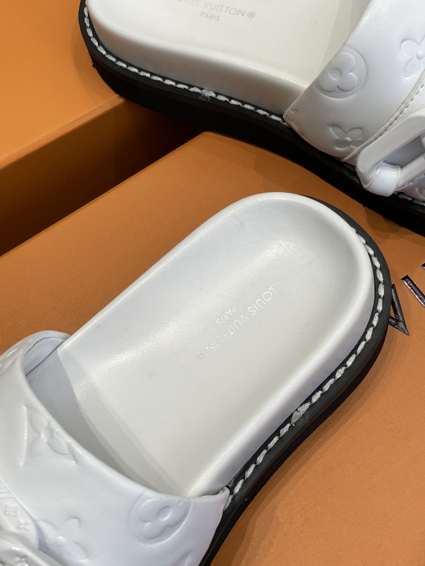 l0*is V*t0n 2022ss sandals