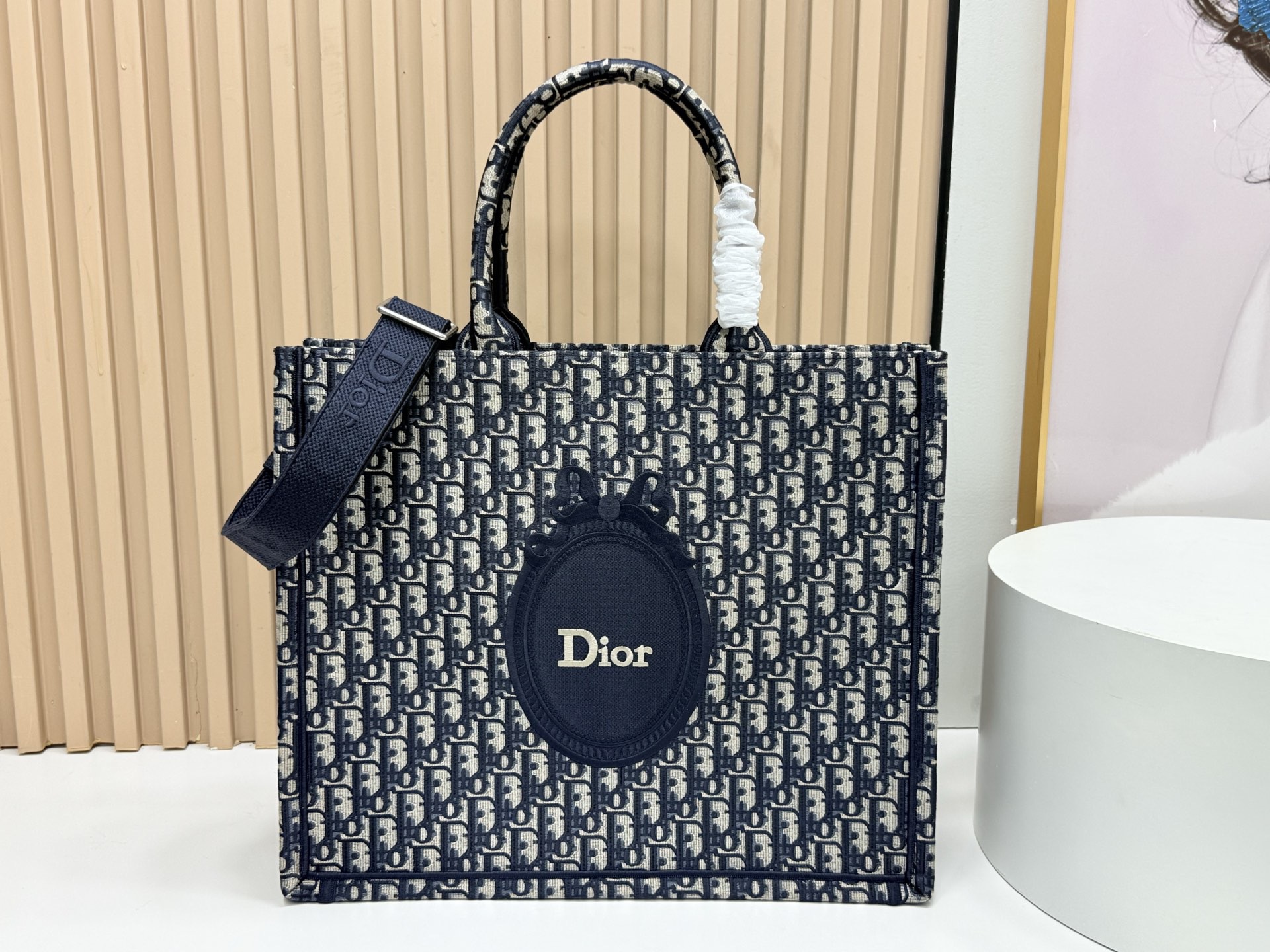 Diro Book Tote